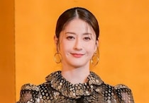 松本若菜、クレーンゲームを背景にかわいくハートポーズするソロショットに「その笑顔を守りたい」の声＜君の好きは無敵＞