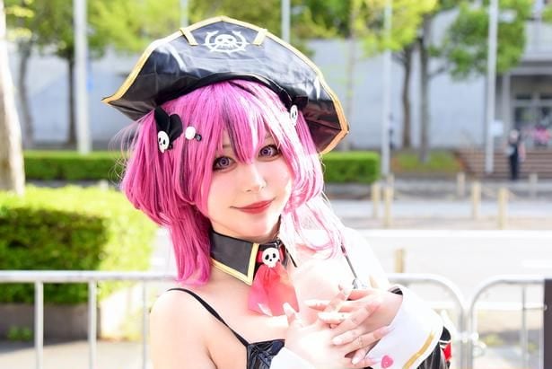 グラドル×レイヤー・まきほ、スタイル抜群の「NIKKE」コスプレ「特徴的なメッシュも再現しています」<ニコニコ超会議>