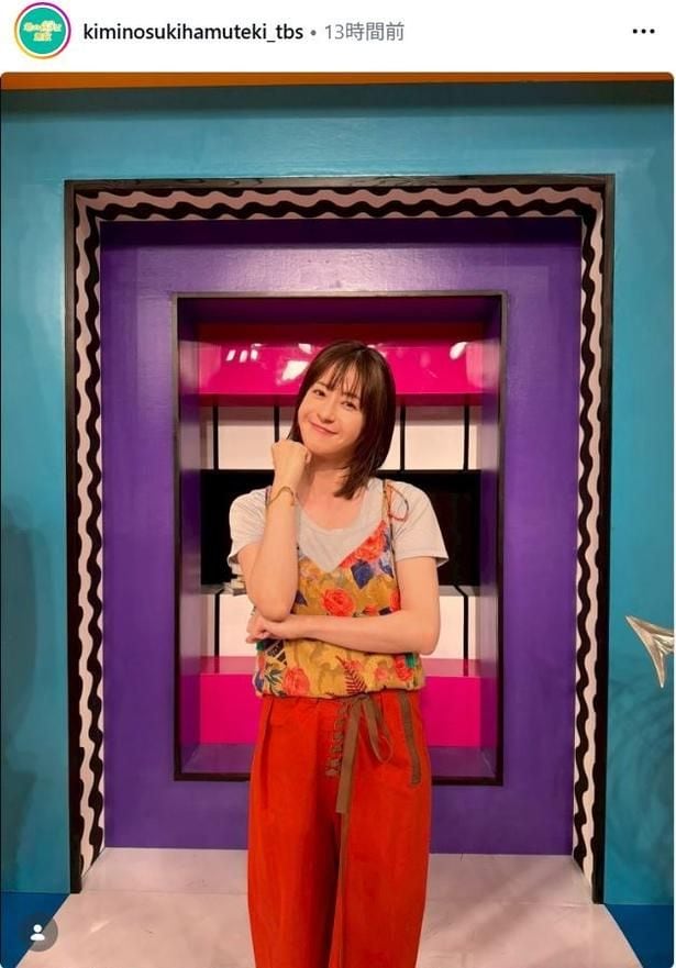 【写真】赤いワイドパンツがポイントのビビッドコーデ