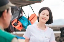 シン・イェウン“ハリ”の“キス待ち顔”に視聴者ほっこり「かわいすぎでしょ！」イ・ジェウク“ジイ”には試練が訪れる＜孤島のエリートドクター＞