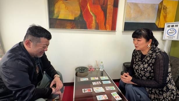 ケンドーコバヤシ「ジョジョで出てくるんですよ」人生初のタロット占いに興味津々＜ケンコバのほろ酔いビジホ泊 全国版＞