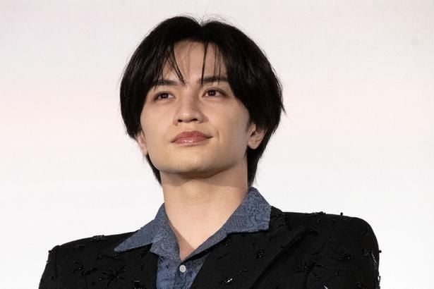 主演映画「ラブ≠コメディ」公開初日記念舞台あいさつに登壇した中島健人