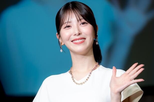 浜辺美波、ハイジュエリー身に着けドキドキ　ホワイトのドレスで登場