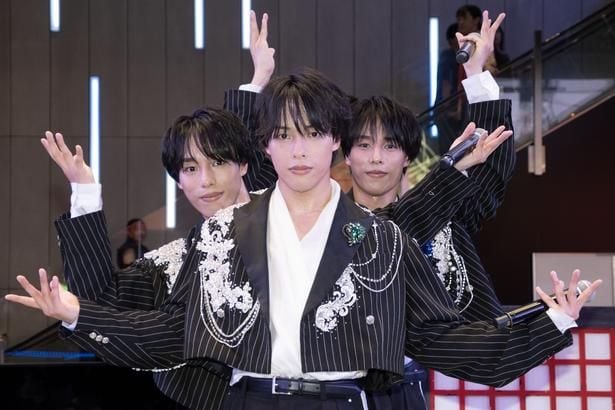 初披露した“阿修羅ダンス”のポーズを披露する佐藤三兄弟の綾人、嘉人、颯人(写真左から)