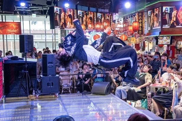 息ぴったり、まさにシンクロした動きでバック転を披露する佐藤三兄弟