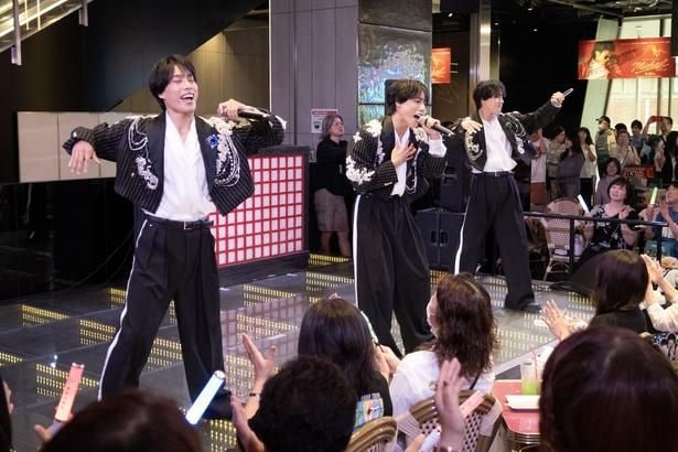 佐藤三兄弟 メジャーデビューシングル「DAISUKI」リリースイベントより