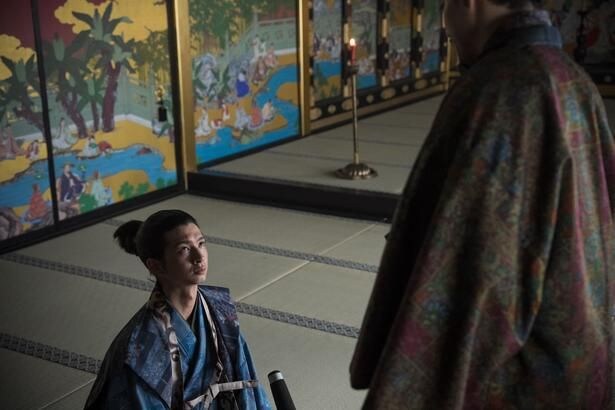 信長(小栗旬)は信澄(緒形敦)に疑いの目を向ける