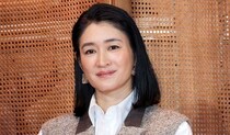 小雪“雪村所長”、白ベストのオフィスコーデで笑顔を見せる姿に「美しい」の声＜リーガルビート -逆転の法廷-＞
