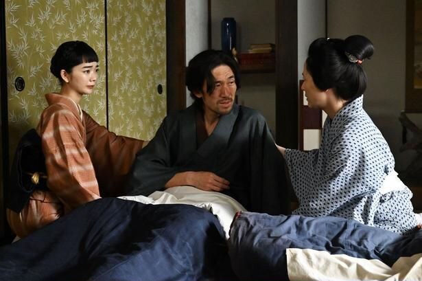 テイ(伊勢佳世)に「風邪を引いたから病院へ戻る」と嘘をつく山本(本田大輔)