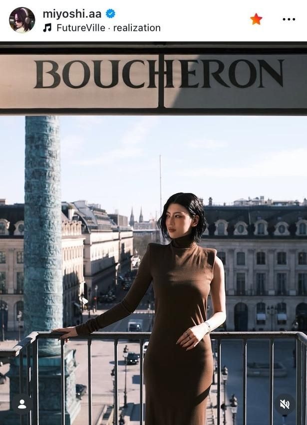 【写真】三吉彩花、ダークグレーのミニマルな姿