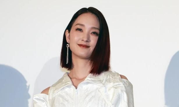 口を開けた笑顔がチャーミング…剛力彩芽、白トップスで肩の力を抜いた表情に「かわいい!」「たまらん」