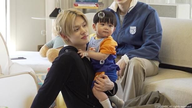 TXT、赤ちゃんと海辺で砂遊び&ホームパーティーの準備「癒やし効果がすごい」「砂遊び楽しそう」の声<TXTの育児日記>