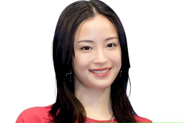 “透明感抜群”の美白美顔が端正…広瀬すず、大人のかわいさを見せたカットに「カワイイ〜」「最高綺麗」