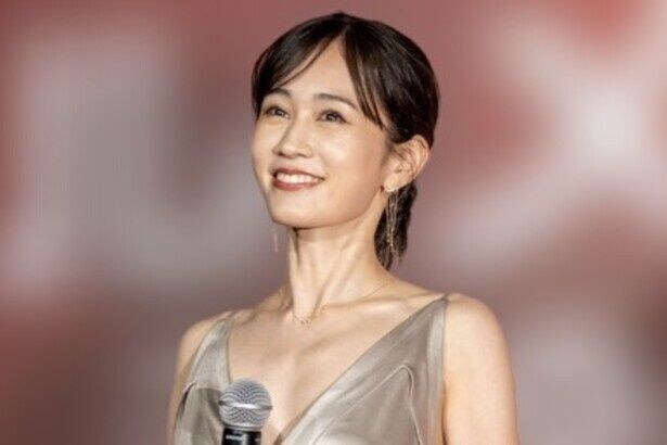 前田敦子&松本まりか、スタイル抜群のオフショルドレス姿に「お2人とも本当に美しくて優雅」の声