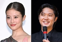 今田美桜＆磯村勇斗、スクラブ姿で笑顔のガッツポーズ…ほっこりツーショに「かわいい」＜クロスロード ～救命救急の約束～＞