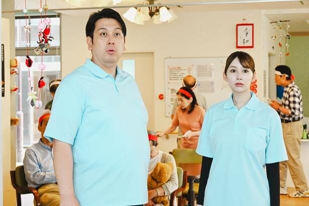 正樹の同僚・多田(ジャンボたかお/左)は、正樹の妻・真弓の不倫相手なのか?