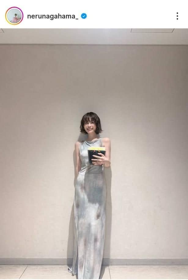 【写真】長濱ねる、スタイル抜群のドレスショット