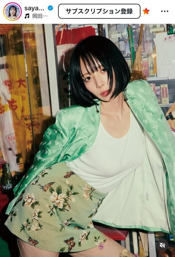 【写真】岡田紗佳、中華街風背景×花蝶コーデで黒ボブ姿