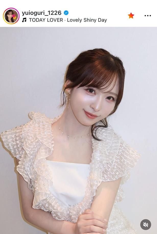 【写真】AKB48・小栗有以、小首を傾け“白フリル”姿の美貌ショット