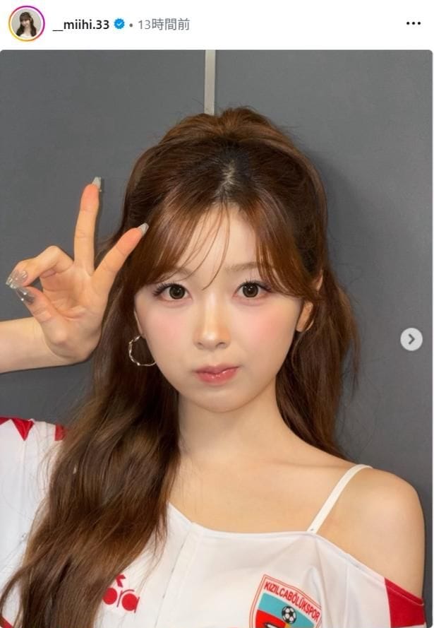 【写真】NiziU・MIIHI、ハーフアップヘア×ワンショルダー風のトップス姿でピースサイン