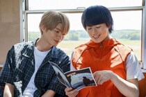 奥智哉“渉”と杢代和人“千晴”は夏休みになり映画の聖地巡礼へ…そこで、渉は千晴の思いや表情に触れる＜君は夏のなか＞