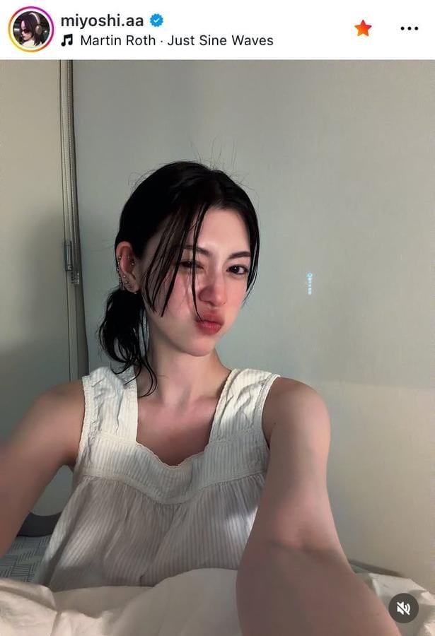 【写真】三吉彩花、白ワンピ×美肩が眩しいポニーテール姿