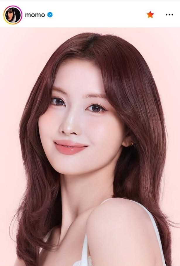 【写真】TWICE・モモ、艶髪×白肌の“微笑み”姿
