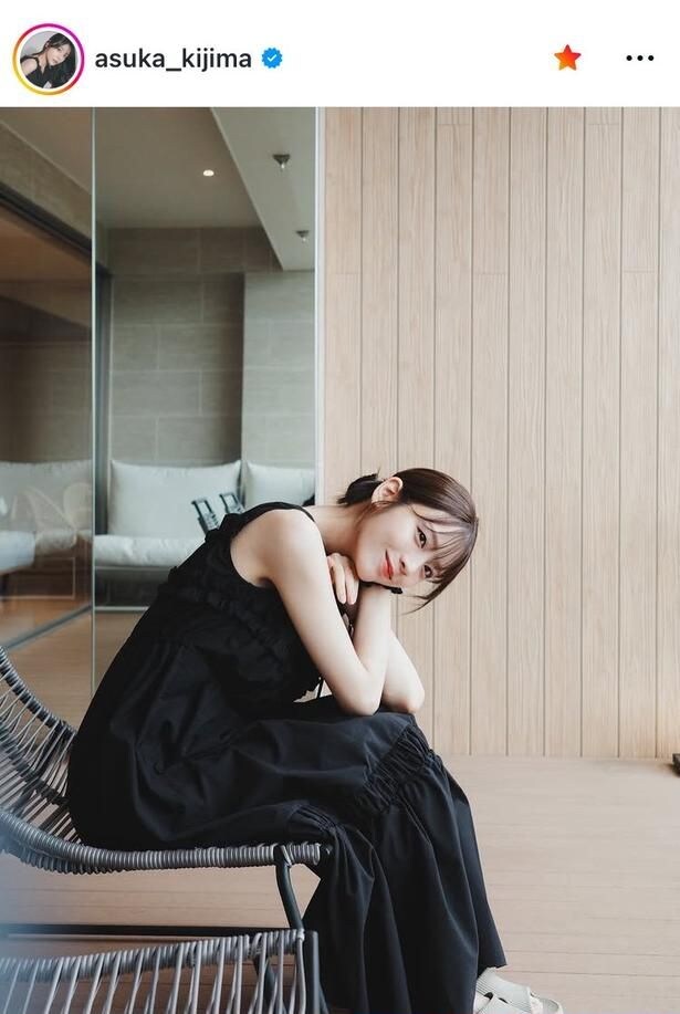 【写真】貴島明日香、“美肩”輝く頬杖姿のフォト