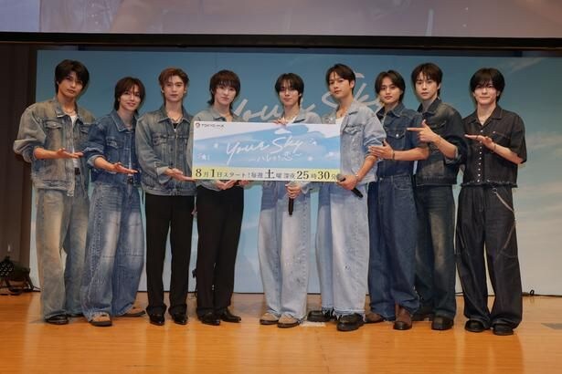 キャスト9人集合でフォト・セッション