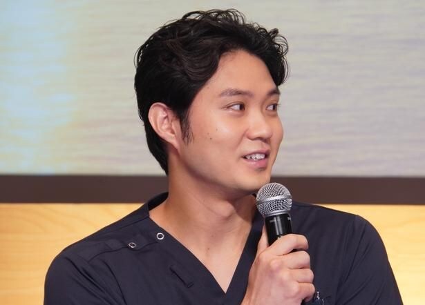 磯村勇斗、劇中に登場するメモを書くメイキング動画公開…真剣な表情に「さすがプロ」<クロスロード ~救命救急の約束~>
