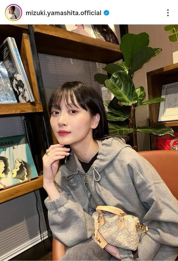 【写真】山下美月、パーカー&ジーンズのカジュアルコーデ披露