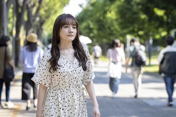 磯貝(横山裕)は通行人を婚約者・梓(小島藤子)だと見間違えてしまう