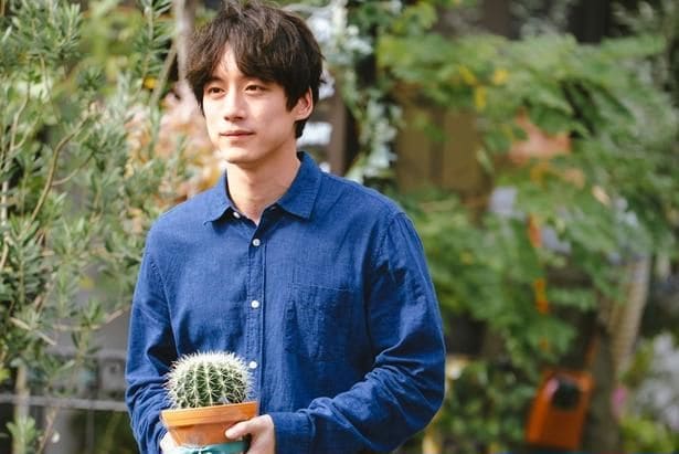 坂口健太郎主演の映画「私はあなたを知らない、」　天涯孤独な男の“幸せな記憶”と殺人事件後の姿を切り取った場面写真が公開