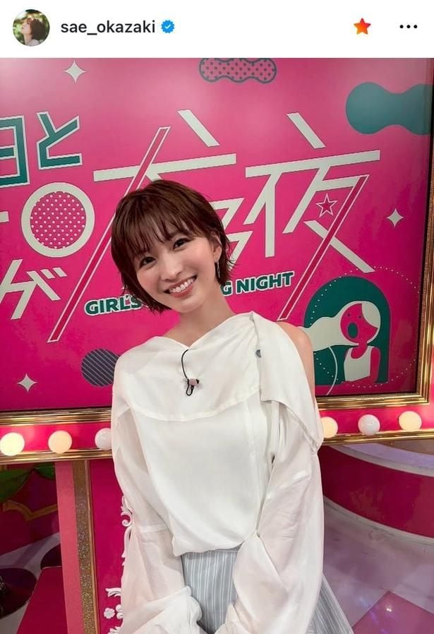 【写真】白ブラウス×“美肩”の自然体な色気…岡崎紗絵、屈託のない笑顔