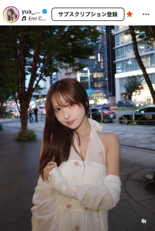 【写真】三上悠亜、“美肩”輝くオフショル風白ワンピ姿
