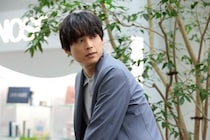 松村北斗“爽太”と岡崎紗絵“麻里子”がオフィスで視線を交わす　新たな場面写真を公開＜告白－25年目の秘密－＞