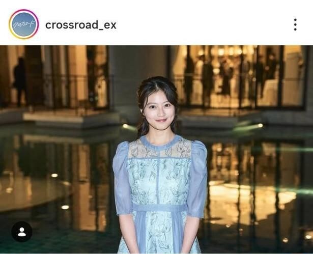 【写真】今田美桜、青色のドレスが美しいスマイルショット