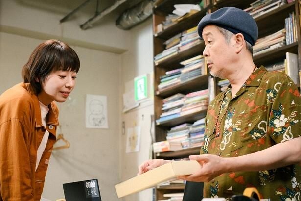 宮内(リリー・フランキー)が営む古書店でパートとして働くあずさ(夏帆)