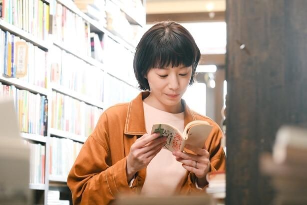 明るく天真爛漫だが、どこか“掴みどころがない”主婦・あずさ(夏帆)