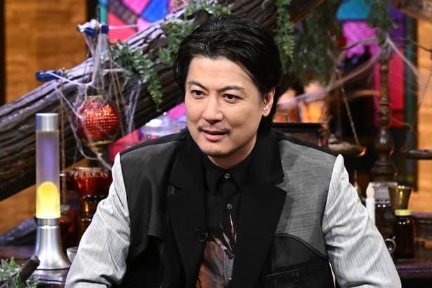 真剣な様子で考え込む玉山鉄二