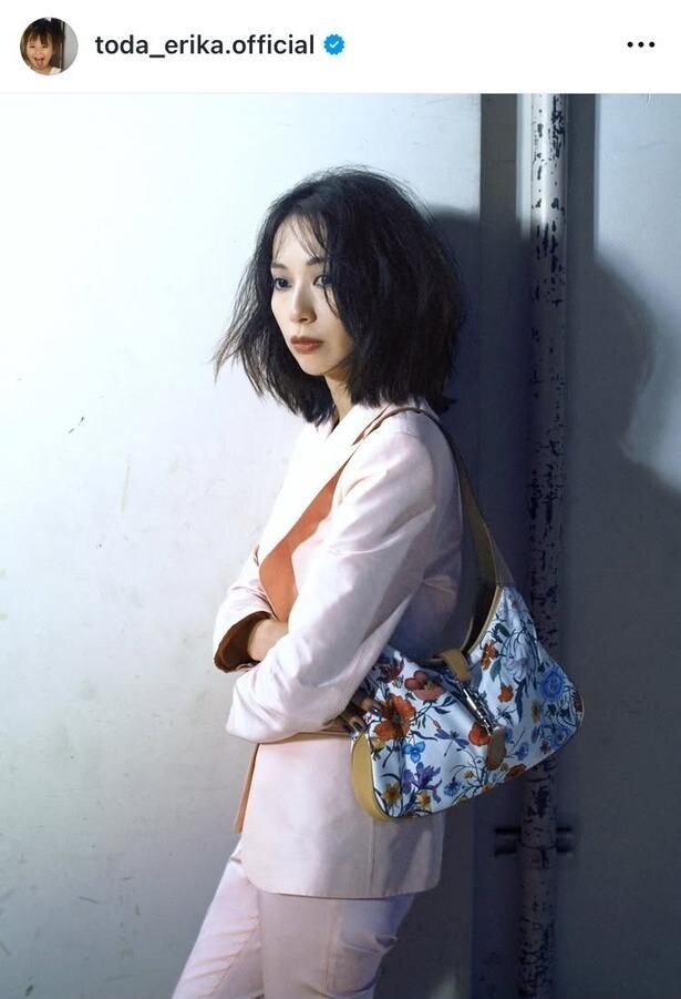 【写真】戸田恵梨香、大人びた淡いピンクスーツコーデ