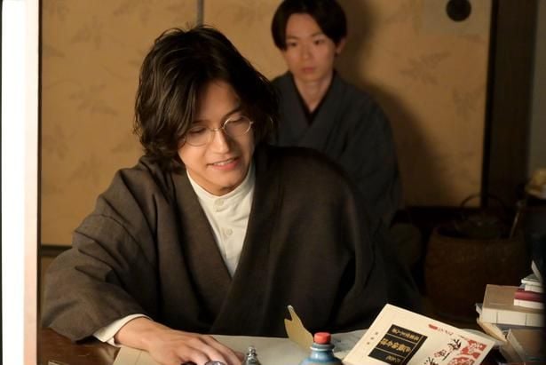 りん(見上愛)のために書評執筆に精を出すシマケン(佐野晶哉)
