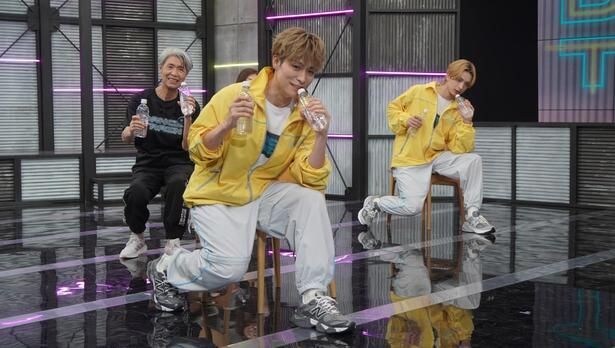 TETSUYA＆中務裕太、“平均年齢70歳”ブレイキンチームと出会う　74歳の半倒立ポーズに大興奮＜DANCE TRAIN＞