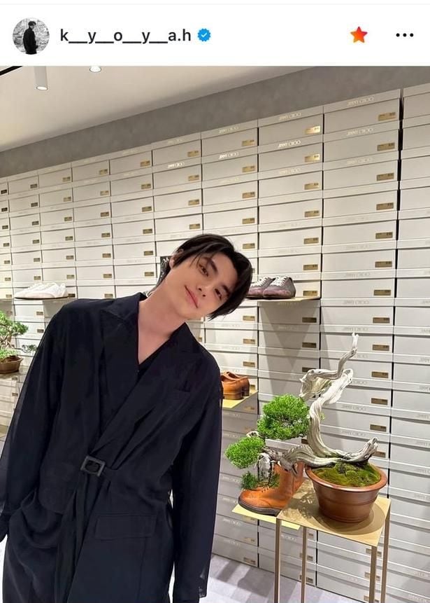 【写真】本田響矢、首をかしげる仕草がなんとも様になる漆黒の羽織りコーデ