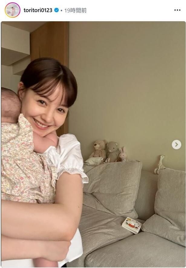 【写真】トリンドル玲奈、抱っこした長女の後ろ姿に「かわいい」の声
