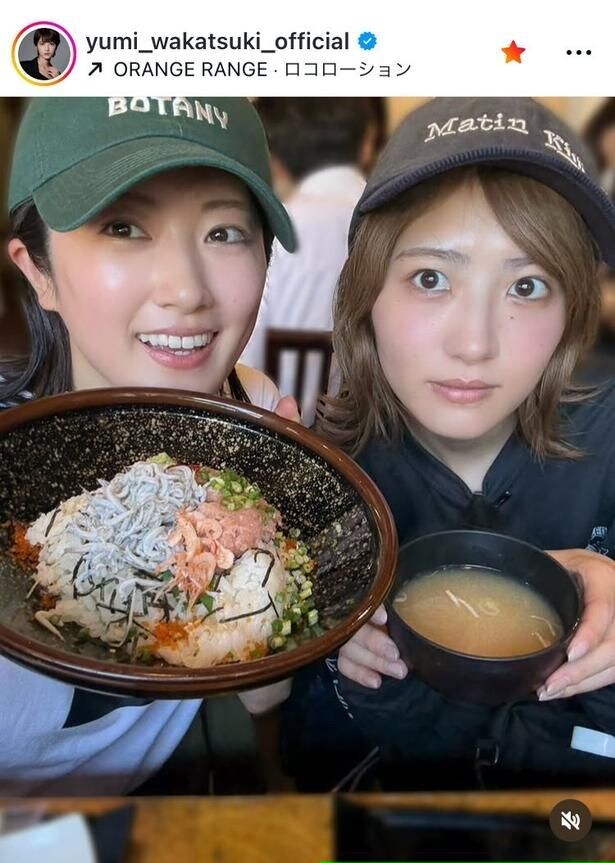 【写真】若月佑美、海鮮丼を掲げる樋口日奈との2ショット