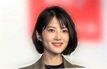 味噌汁片手に落ち着いた眼差し…若月佑美、海鮮丼を掲げる樋口日奈との2ショットに「爆美女二人」の声