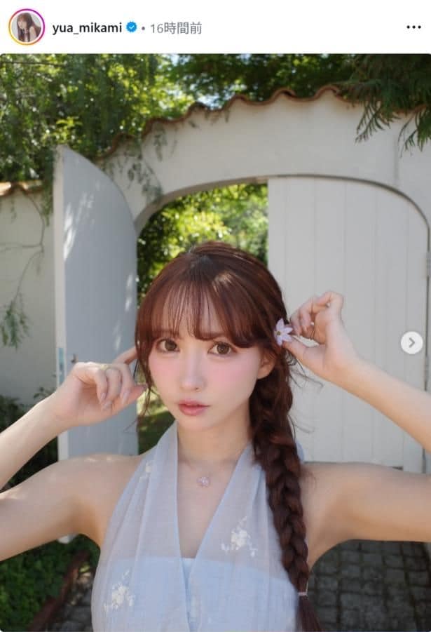 【写真】三上悠亜、花アクセサリー×三つ編みヘアの夏らしい“透明感”あるショット
