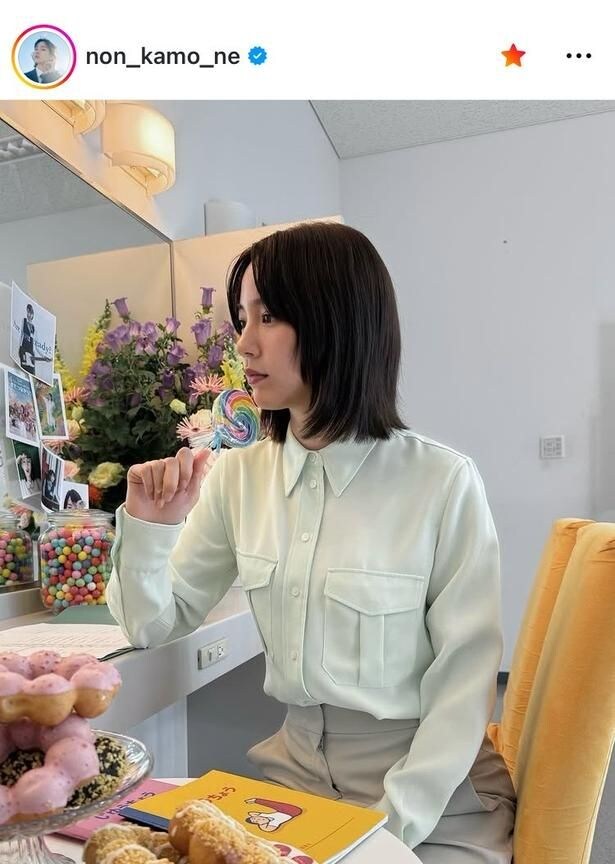 【写真】上品な姿に釘付け…のん、キャンディ片手の表情