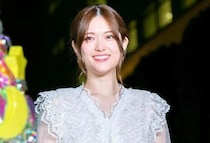 “美デコルテ×美肩”が眩しい…松村沙友理、オフショルコーデではじけるような笑顔に多数の「いいね！」